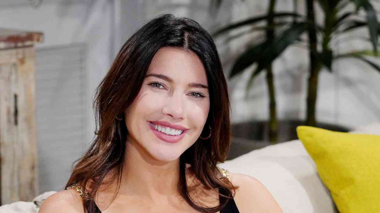  Jacqueline MacInnes Wood Net Worth 2022: How Much The Bold and the Beautiful Star is Rich?