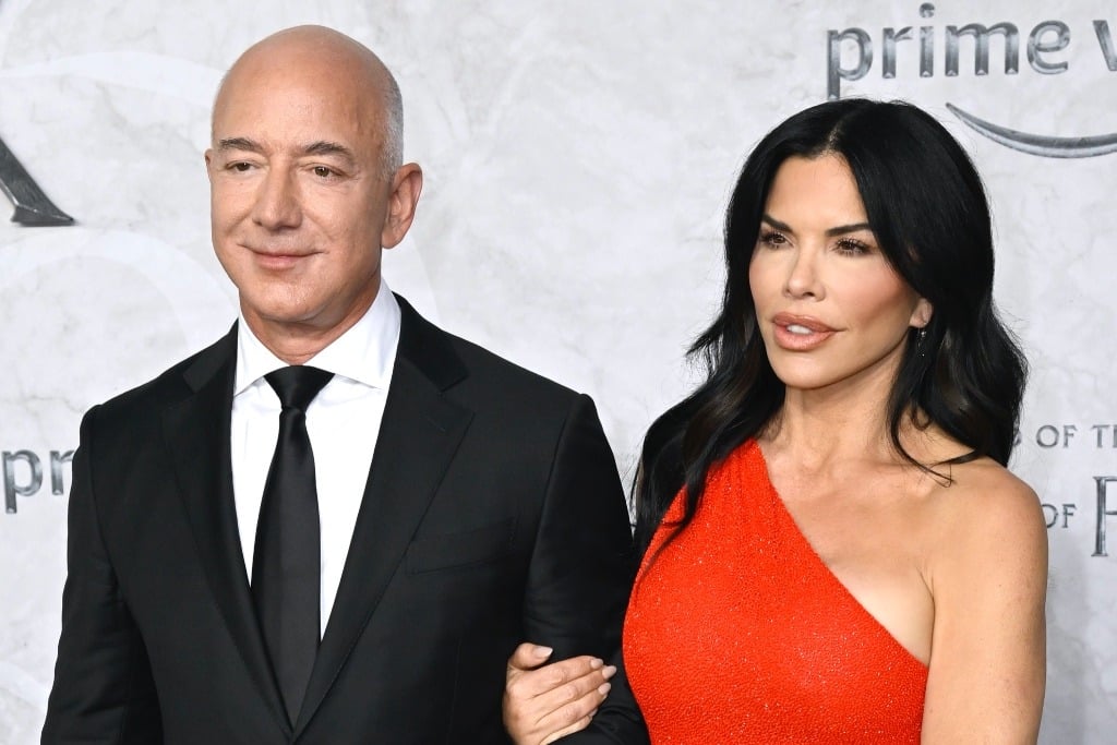 Jeff Bezos' Girlfriend Lauren Sanchez Wears High-Slit Dress at Gala – Footwear News