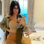 Mia Khalifa drives fans crazy with butt debate