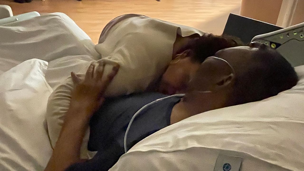  Pele's daughter posted a moving photo with father in hospital.