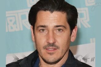 is Jonathan Knight gay