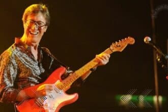 where is hank marvin now