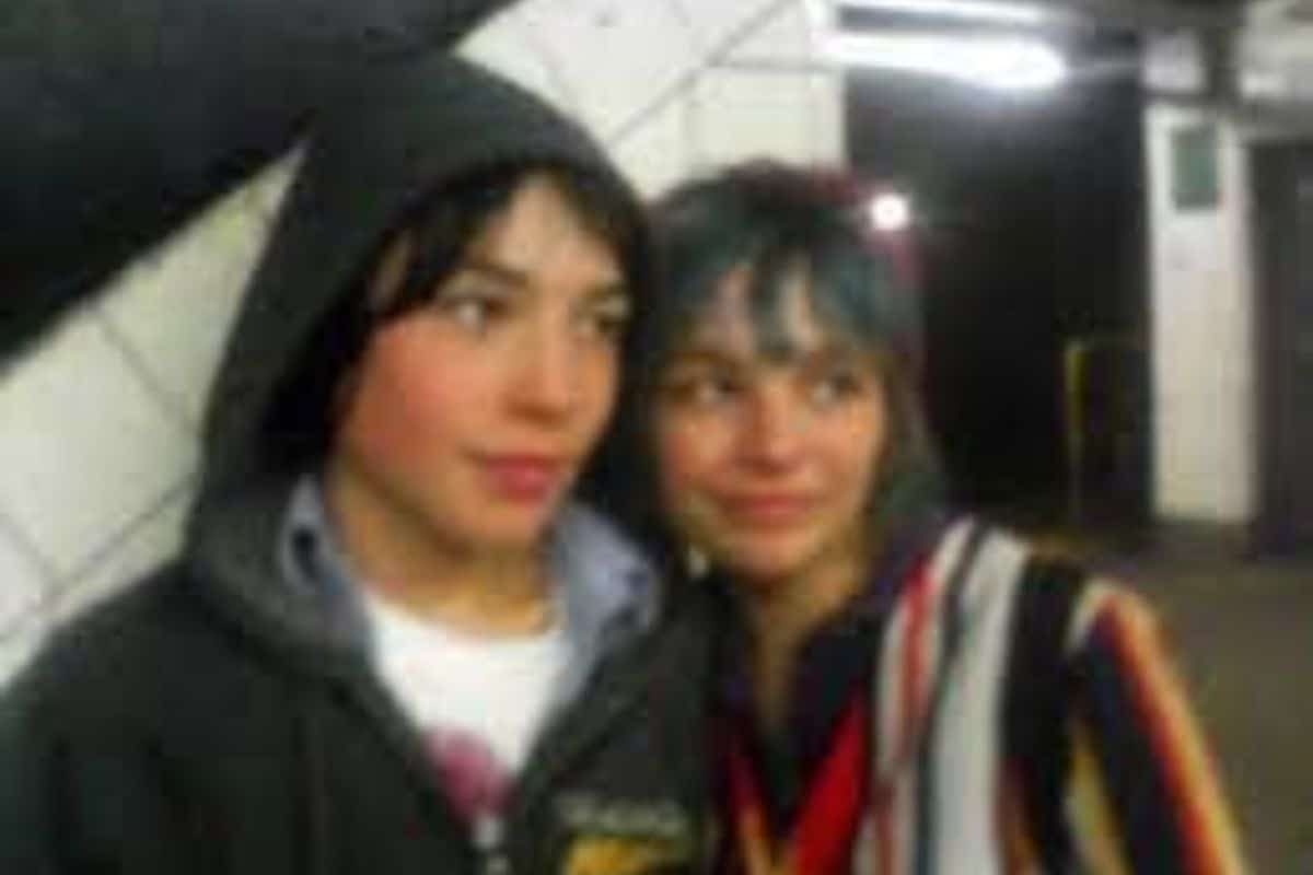 ezra miller and Esther Wald 